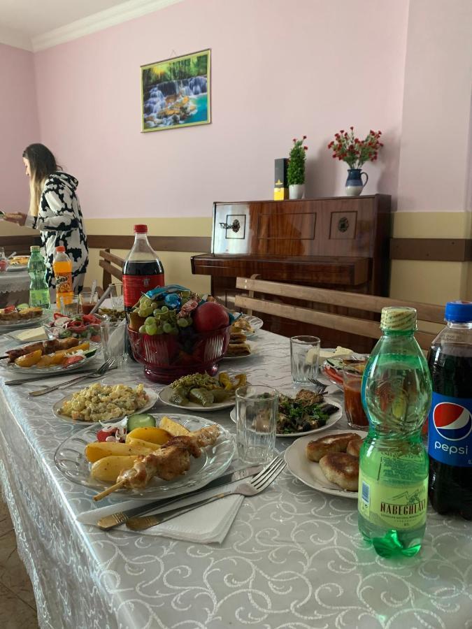 Hotel Kakhaberi Tetritskaro Екстериор снимка