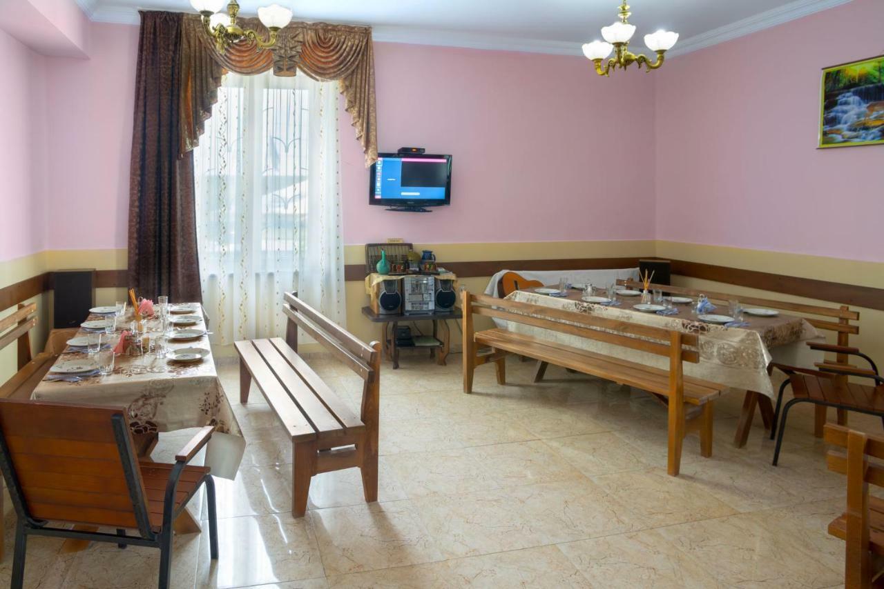 Hotel Kakhaberi Tetritskaro Екстериор снимка